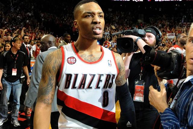 亚马尔与19岁女网红购物被偷拍 她有140多万粉丝